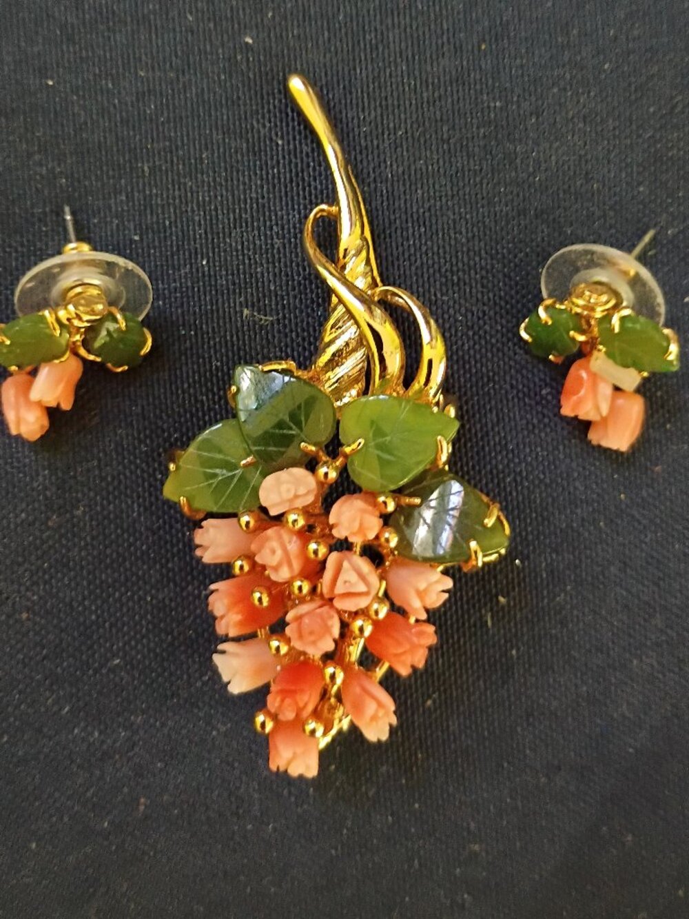 Vintage genuine carved jade leaves carved coral rose bouquet brooch earrings